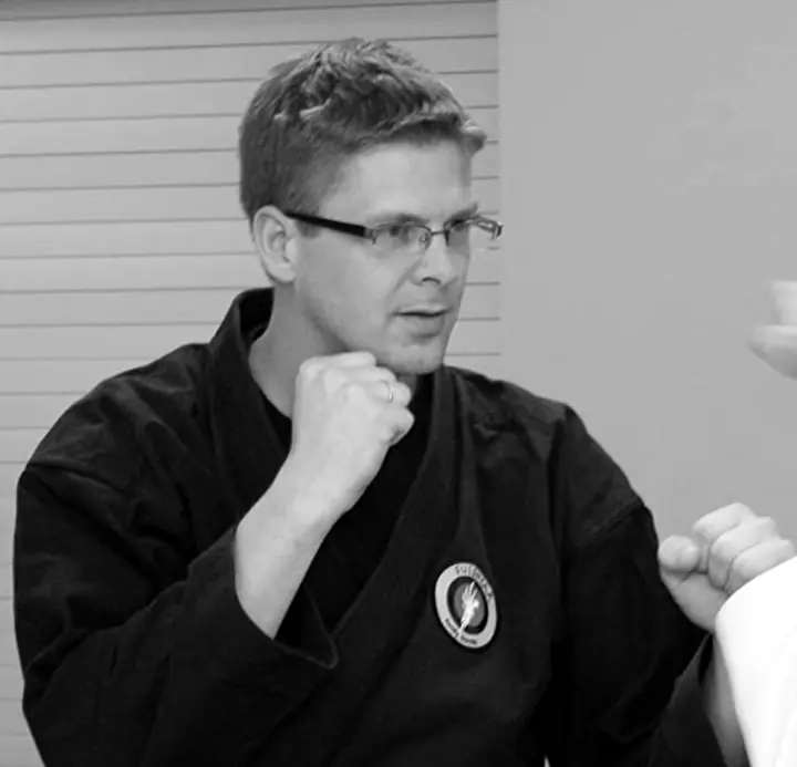 Morten Hagland Hansen in a fighting stance wearing a black karate uniform